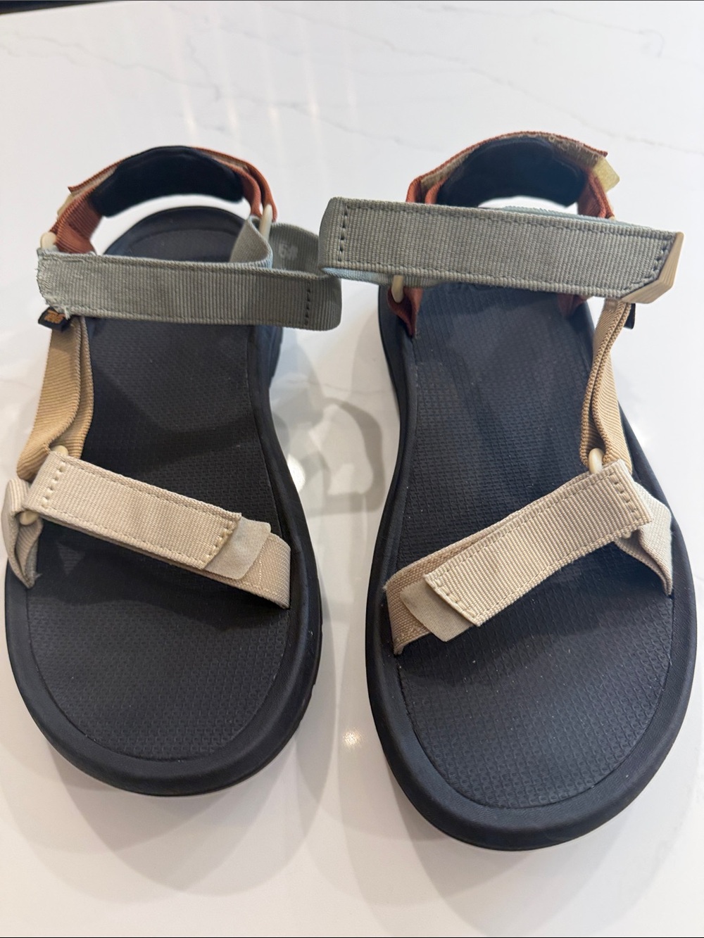 Teva women’s Sandle like new except notice strap in phone